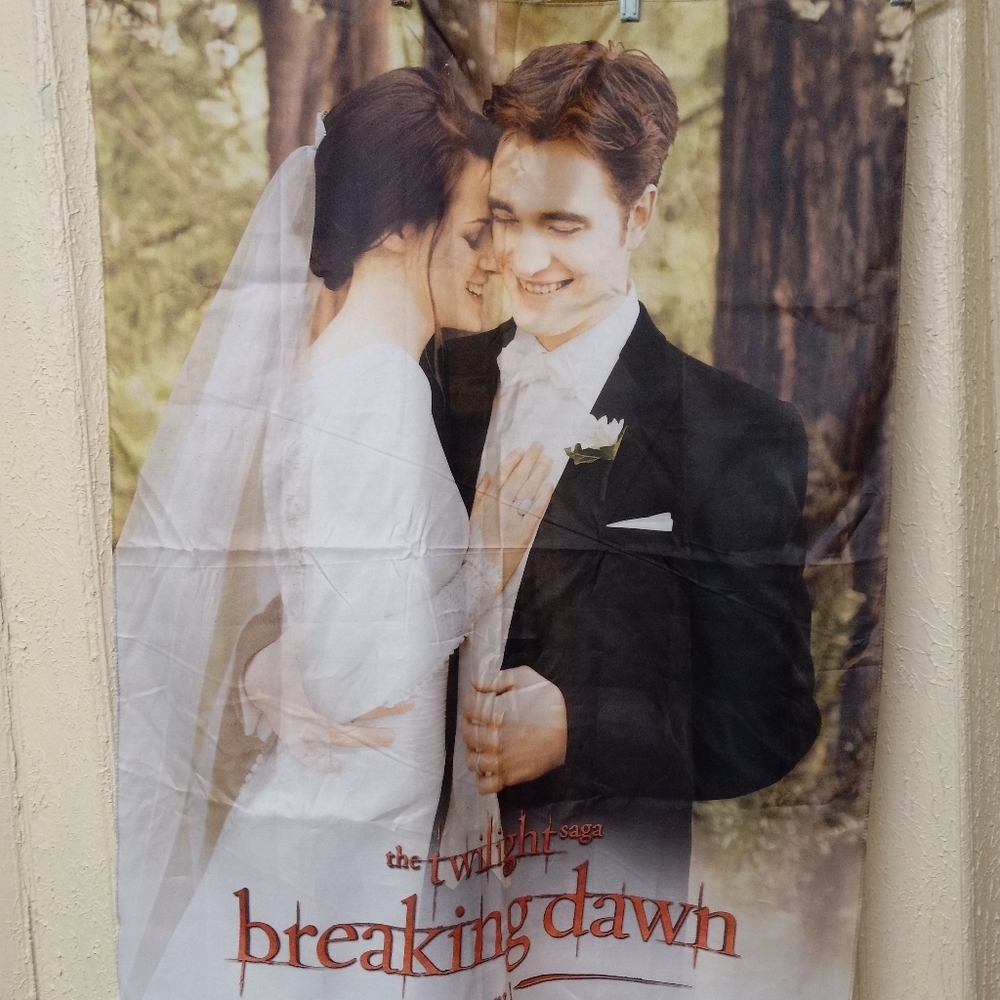 SUMMIT Entertainment LLC Breaking Dawn Twightlight Saga Part 1 2011 Scarf 20x29"